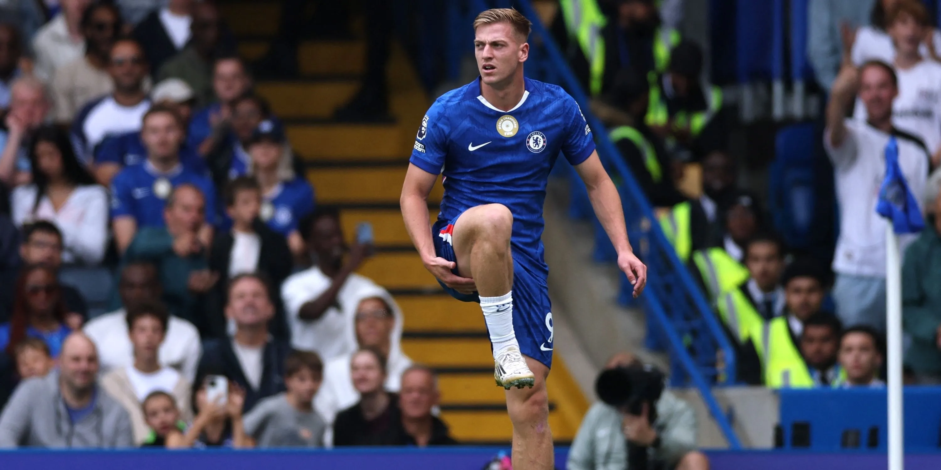 Chelsea hậu vệ Liam Delap có phản ứng sau khi bị chấn thương