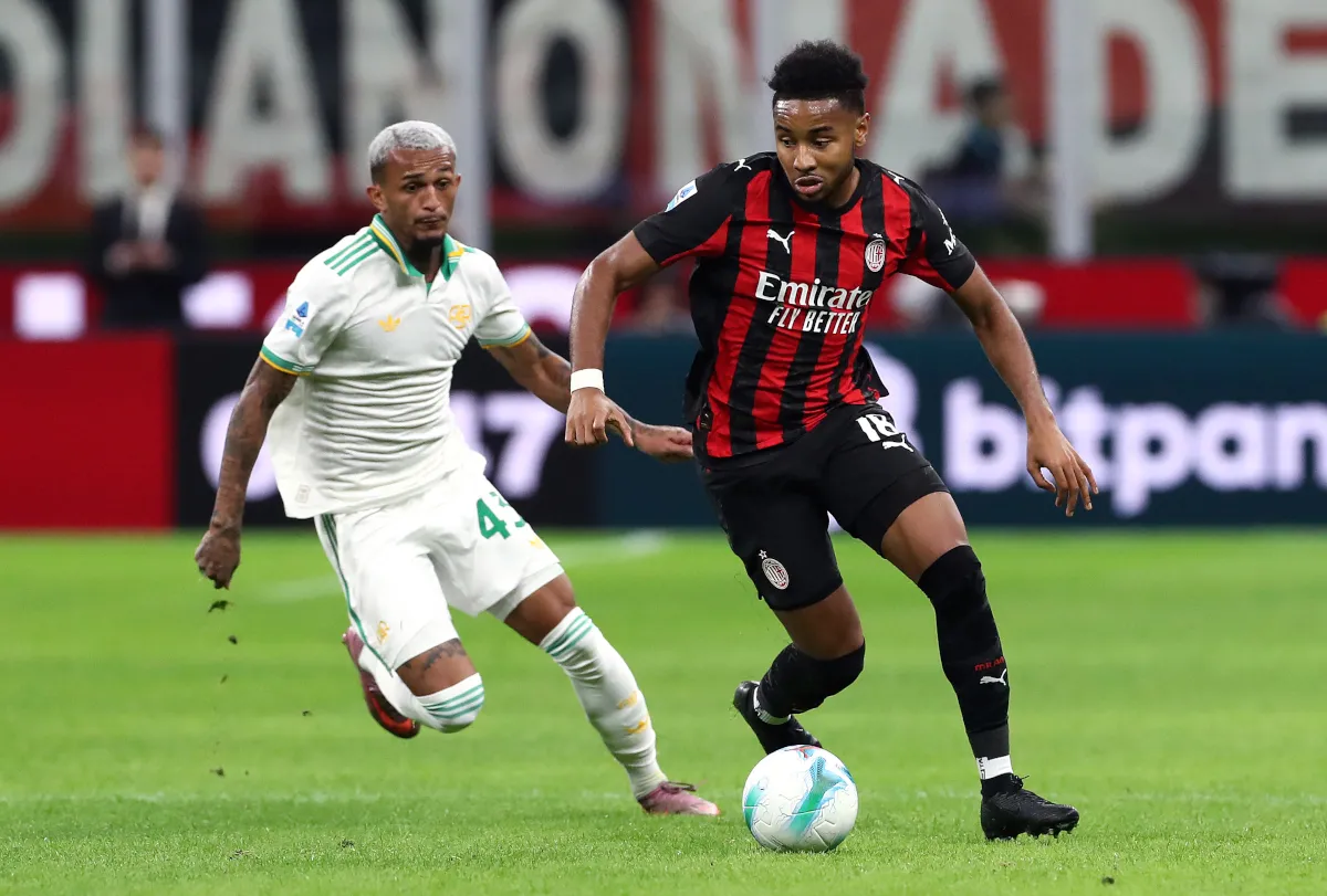 Christopher Nkunku của AC Milan chạy với quả bóng dưới sự đe dọa của Wesley Franca của AS Roma tại Sân vận động Giuseppe Meazza
