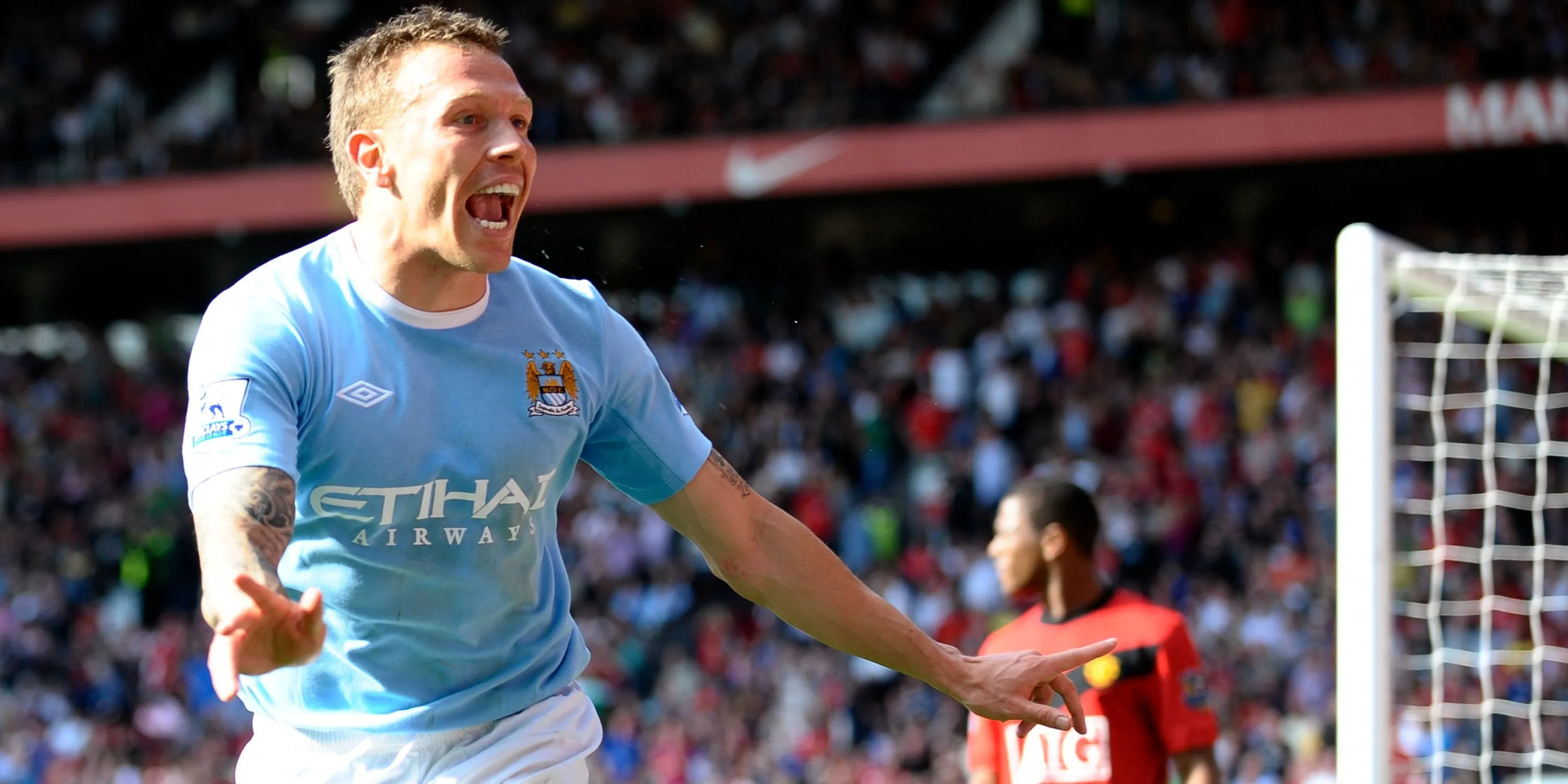 Craig Bellamy ăn mừng bàn thắng trong trận đấu giữa Manchester United và Manchester City