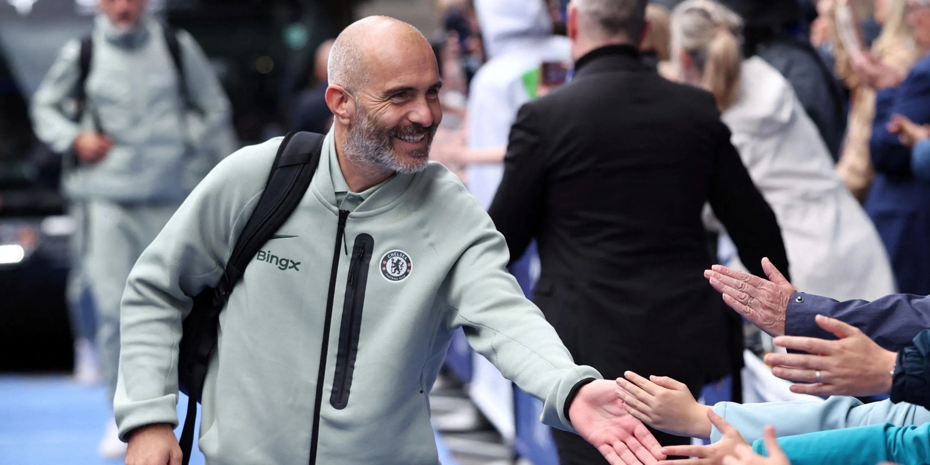 Enzo Maresca cùng hàng tiền vệ Chelsea tại trận đấu Ngoại hạng Anh