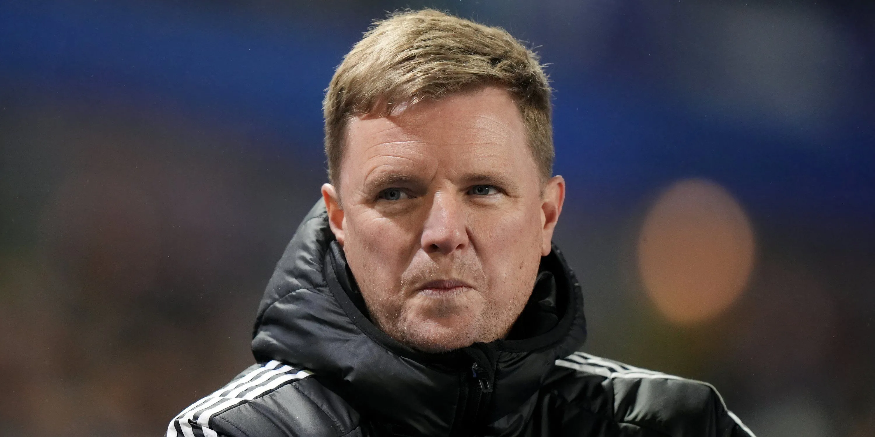 HLV trưởng Eddie Howe của Newcastle United theo dõi trận đấu từ đường biên
