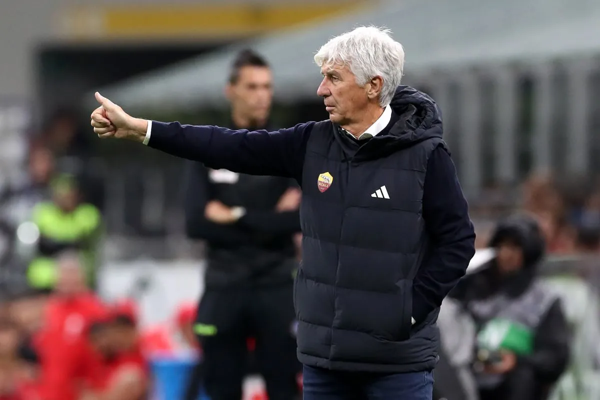 Huấn luyện viên Gian Piero Gasperini vẫy tay khích lệ trong trận đấu AC Milan vs AS Roma tại sân San Siro