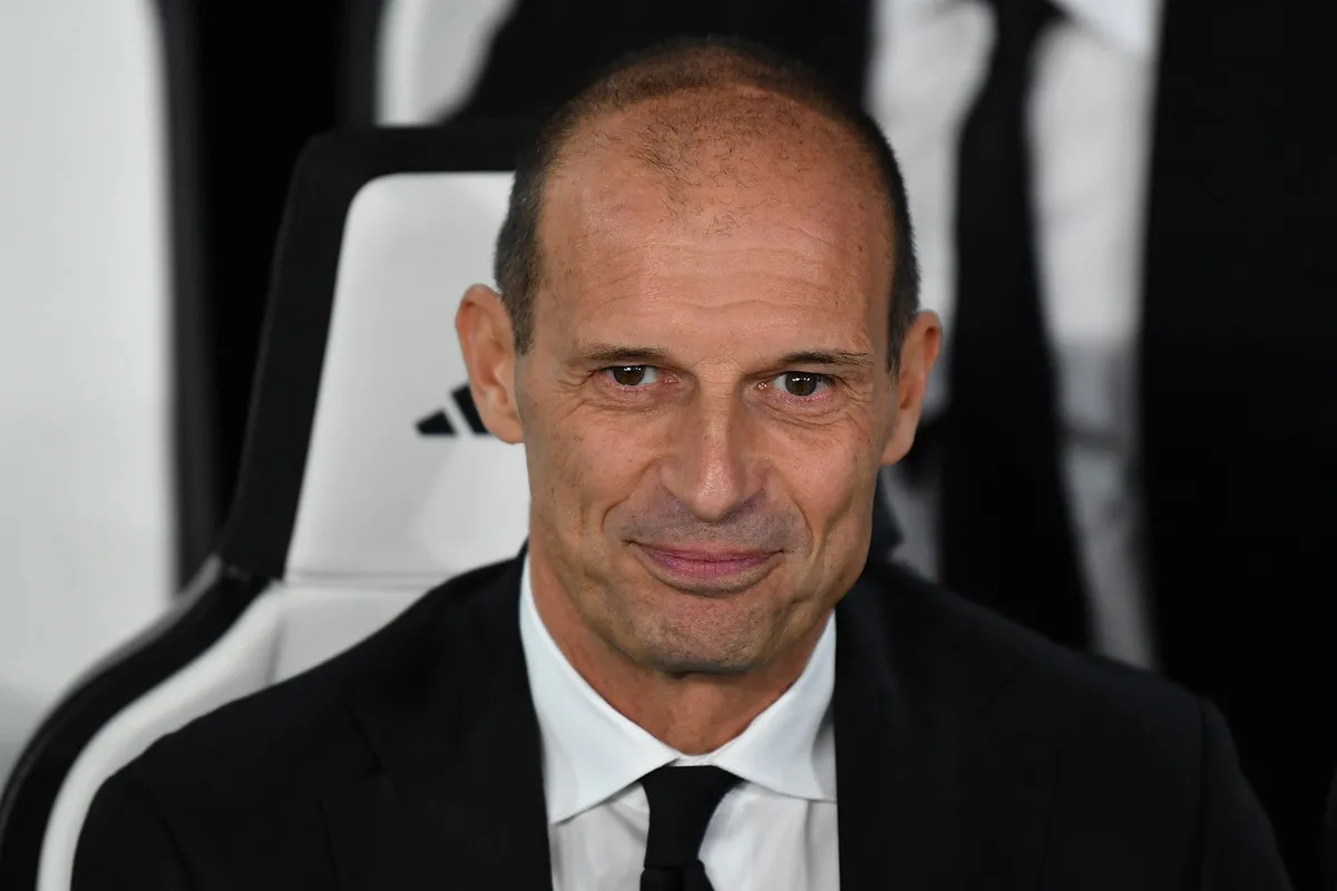 Huấn luyện viên Massimiliano Allegri của AC Milan quan sát trận đấu tại sân Allianz Stadium