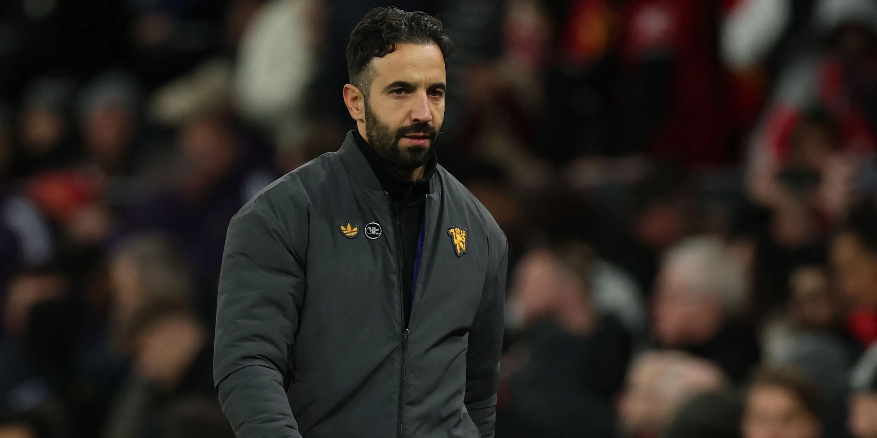 Huấn luyện viên Ruben Amorim rời sân vào thời gian giải lao