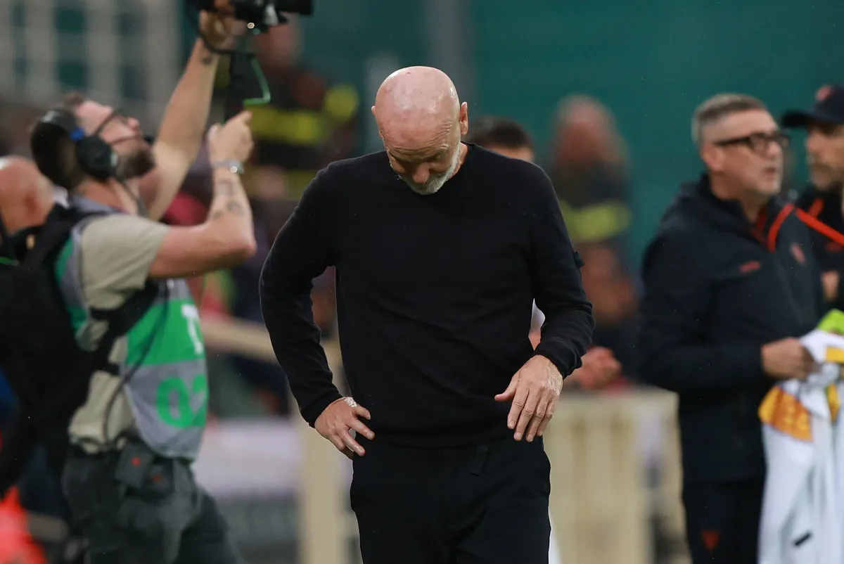 Huấn luyện viên Stefano Pioli của Fiorentina thể hiện sự tiêu chí trong trận đấu Serie A giữa Fiorentina và Lecce tại sân Artemio Franchi, Florence ngày 2 tháng 11 năm 2025