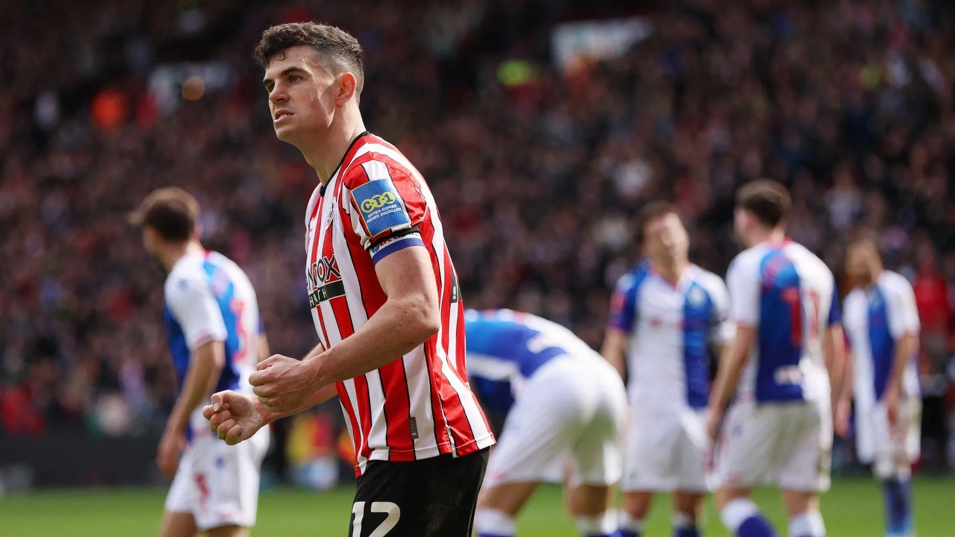 John Egan trong màu áo Sheffield United, một trung vệ đáng tin cậy của Blades