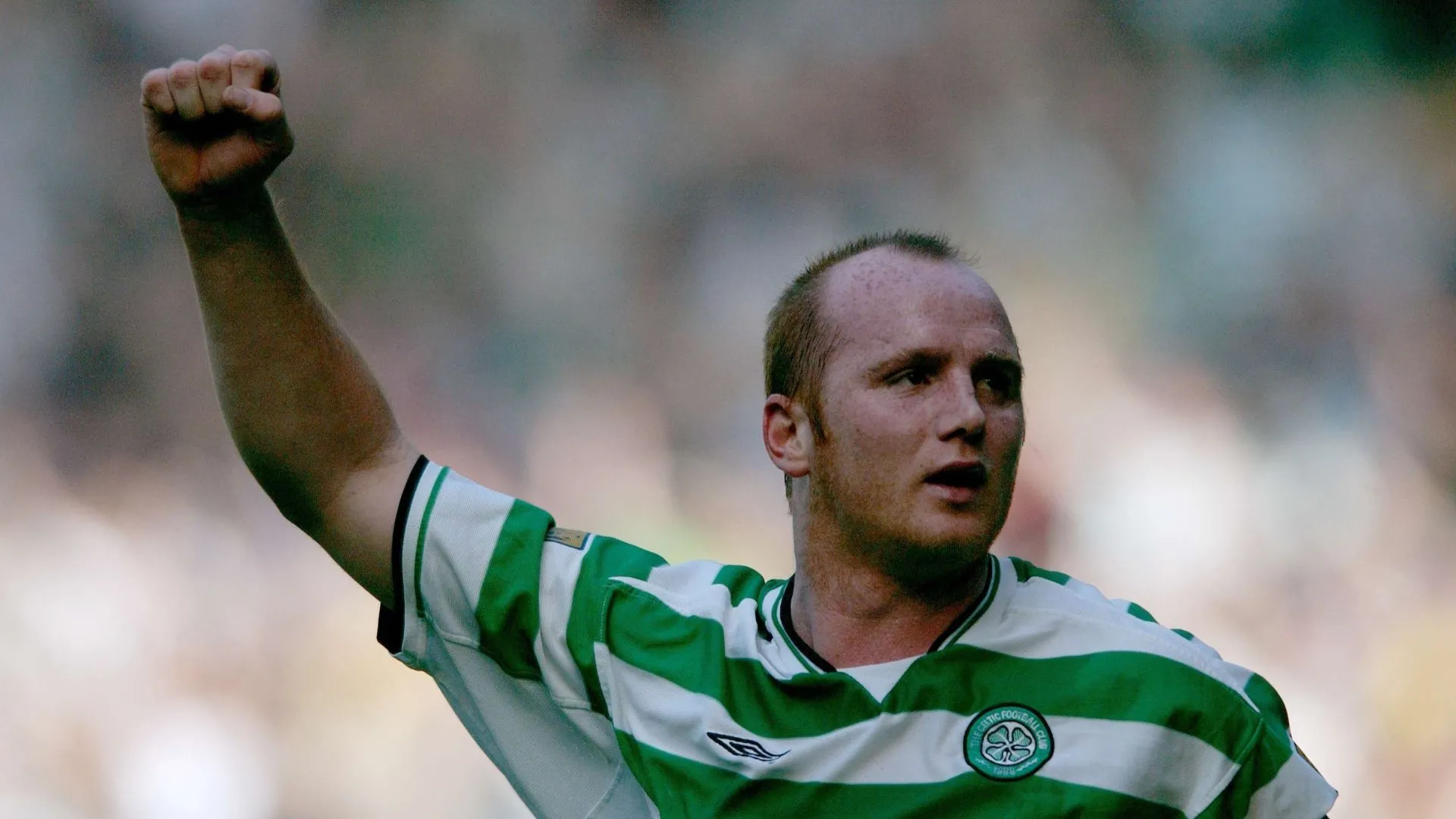 John Hartson trong quần áo Celtic, khoảnh khắc từ thời kỳ anh chơi tại Glasgow