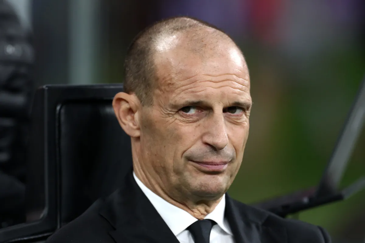 Massimiliano Allegri, Huấn luyện viên của AC Milan, theo dõi trận đấu Serie A giữa AC Milan và AS Roma tại Sân vận động Giuseppe Meazza vào ngày 2 tháng 11 năm 2025