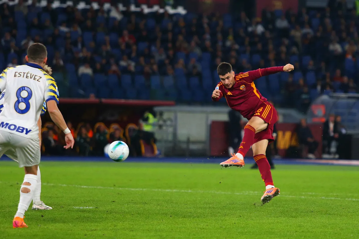 Matías Soulé của AS Roma trong tình huống tấn công ở trận gặp Parma