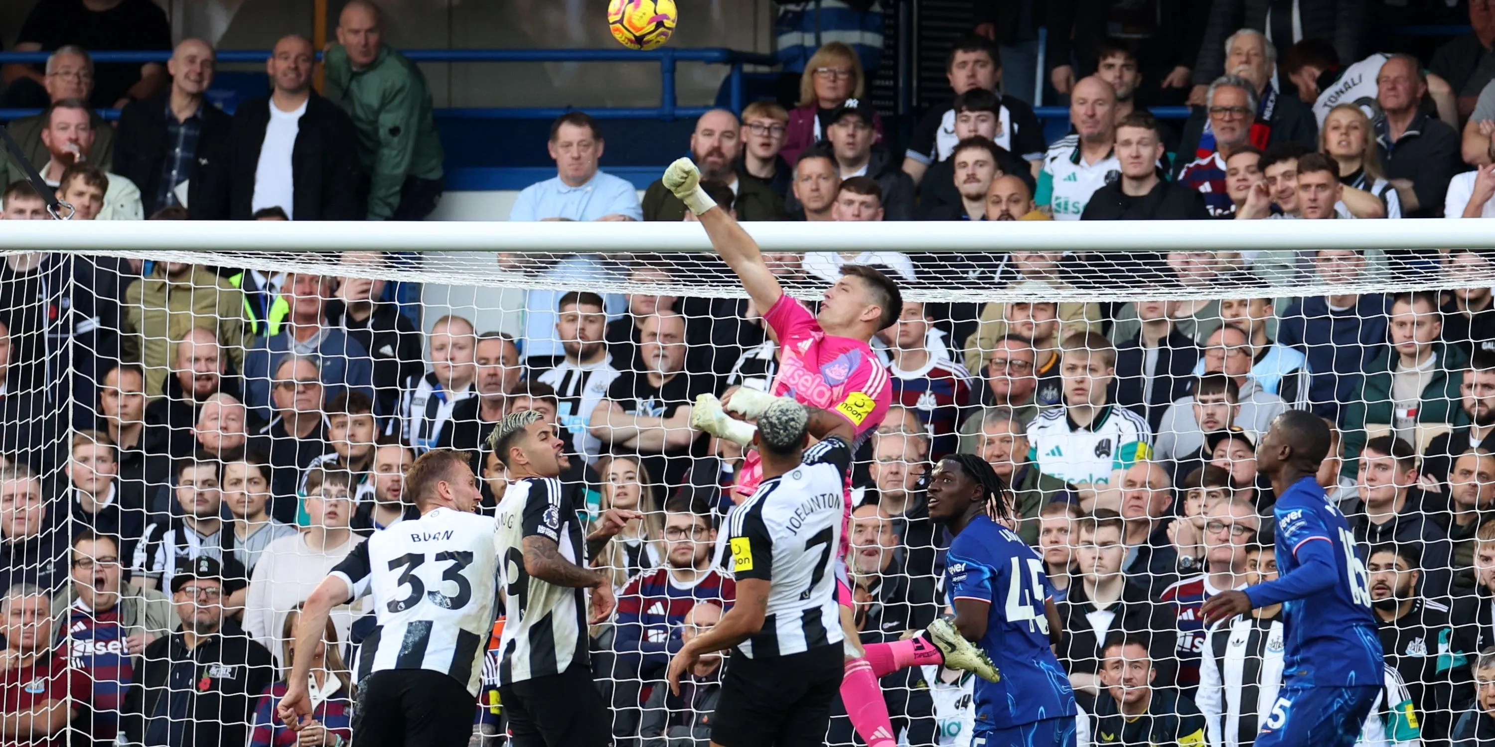 Nick Pope dính lỗi trong trận đấu giữa Newcastle và West Ham