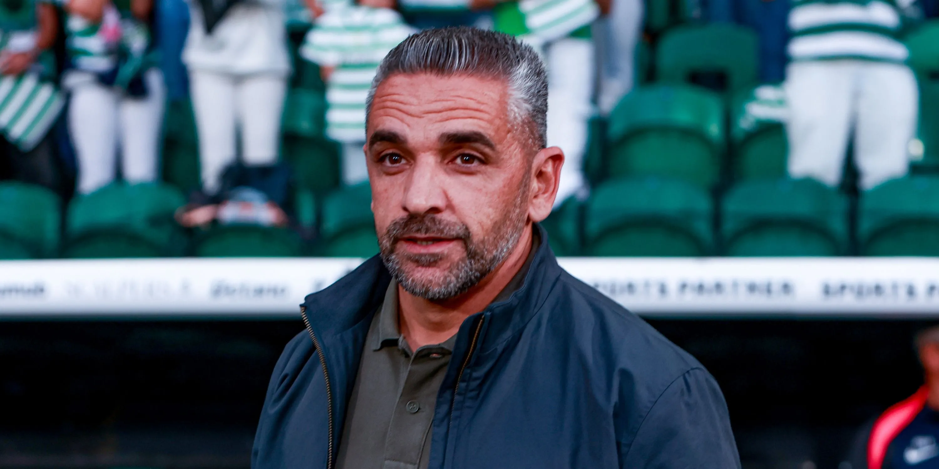 Rui Borges đứng trên đường biên sân Sporting Lisbon với tập trung cao độ