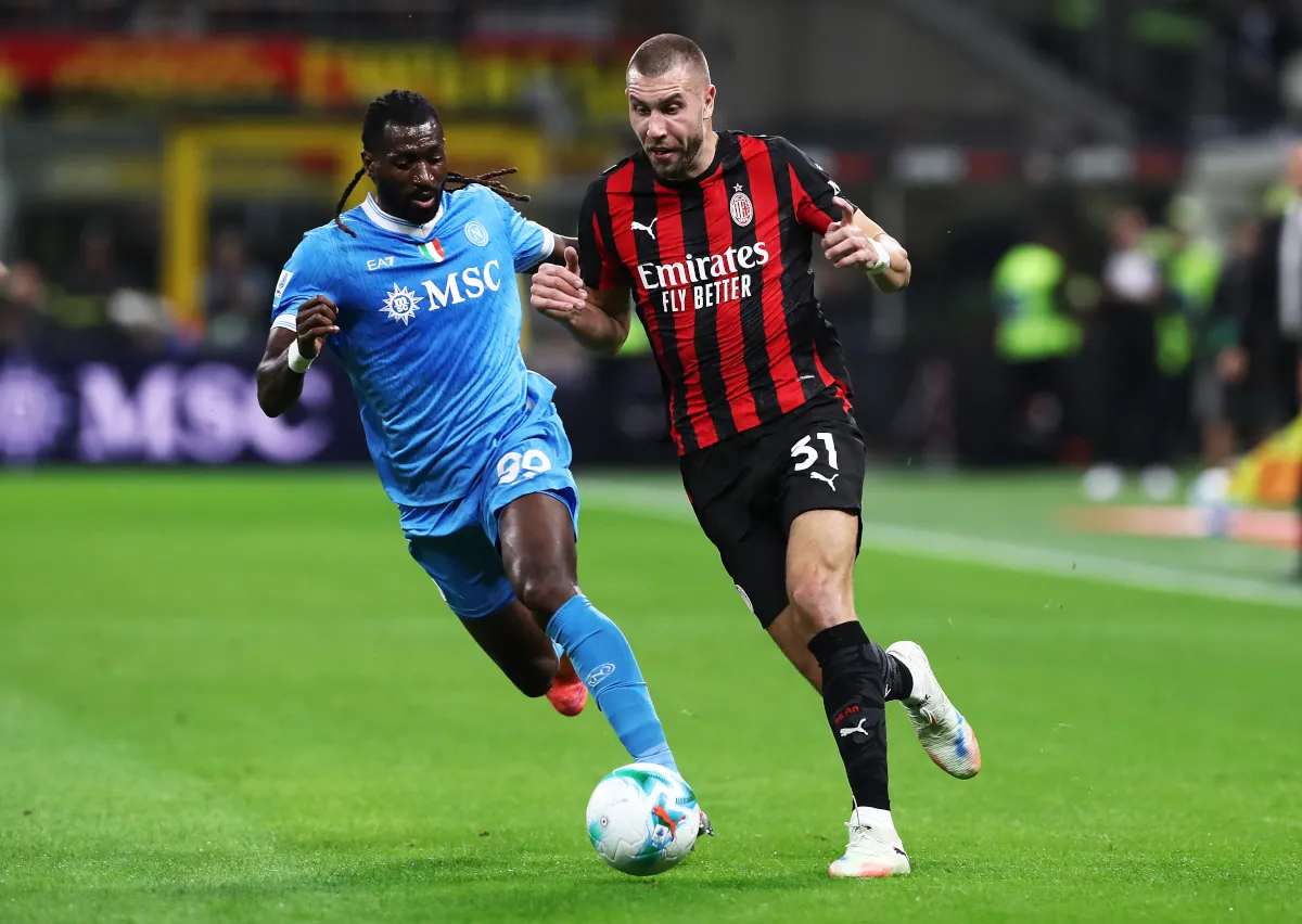Strahinja Pavlovic của AC Milan bị Frank Anguissa từ Napoli cản phá trong trận đấu Serie A