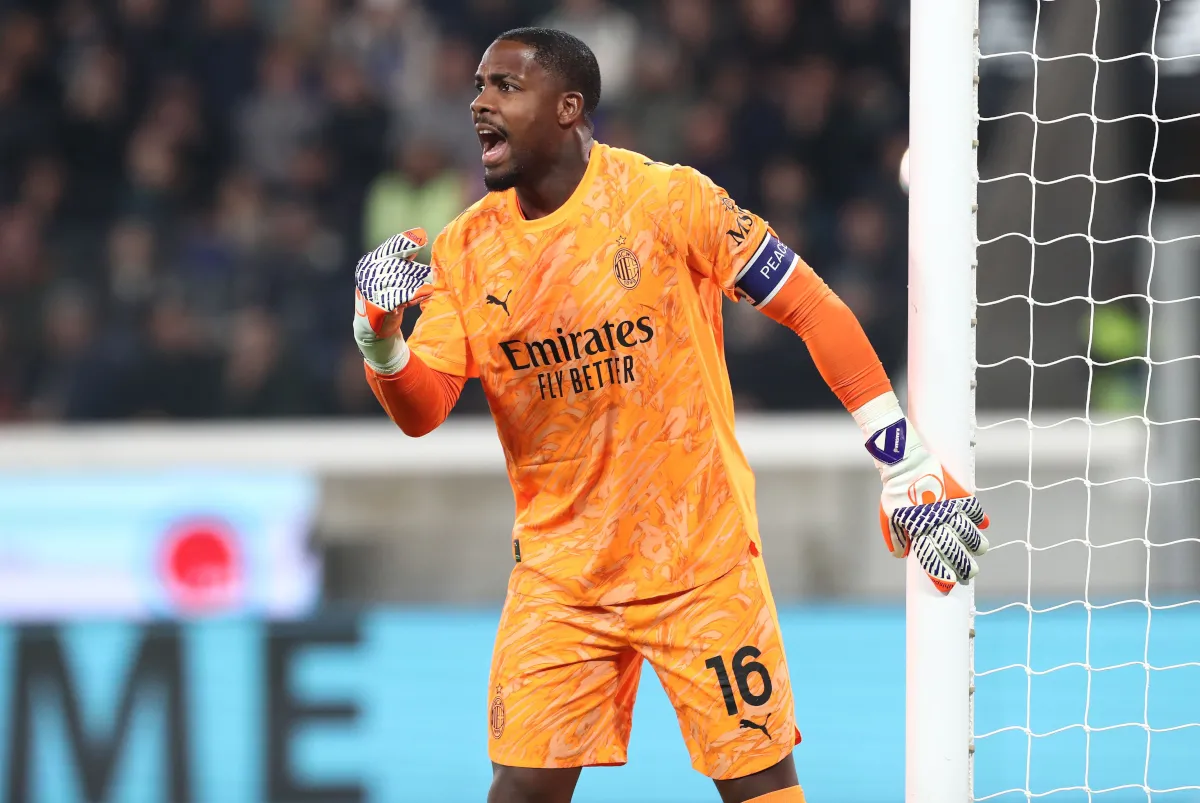 Thủ môn Mike Maignan thể hiện phản ứng quyết đoán trong trận đấu Serie A giữa Atalanta và AC Milan