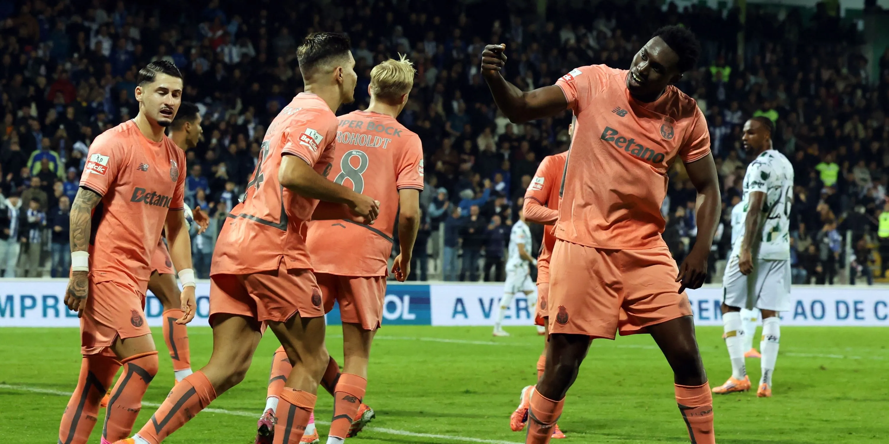 Tiền đạo Samu Aghehowa của FC Porto ăn mừng sau khi ghi bàn trong trận đấu