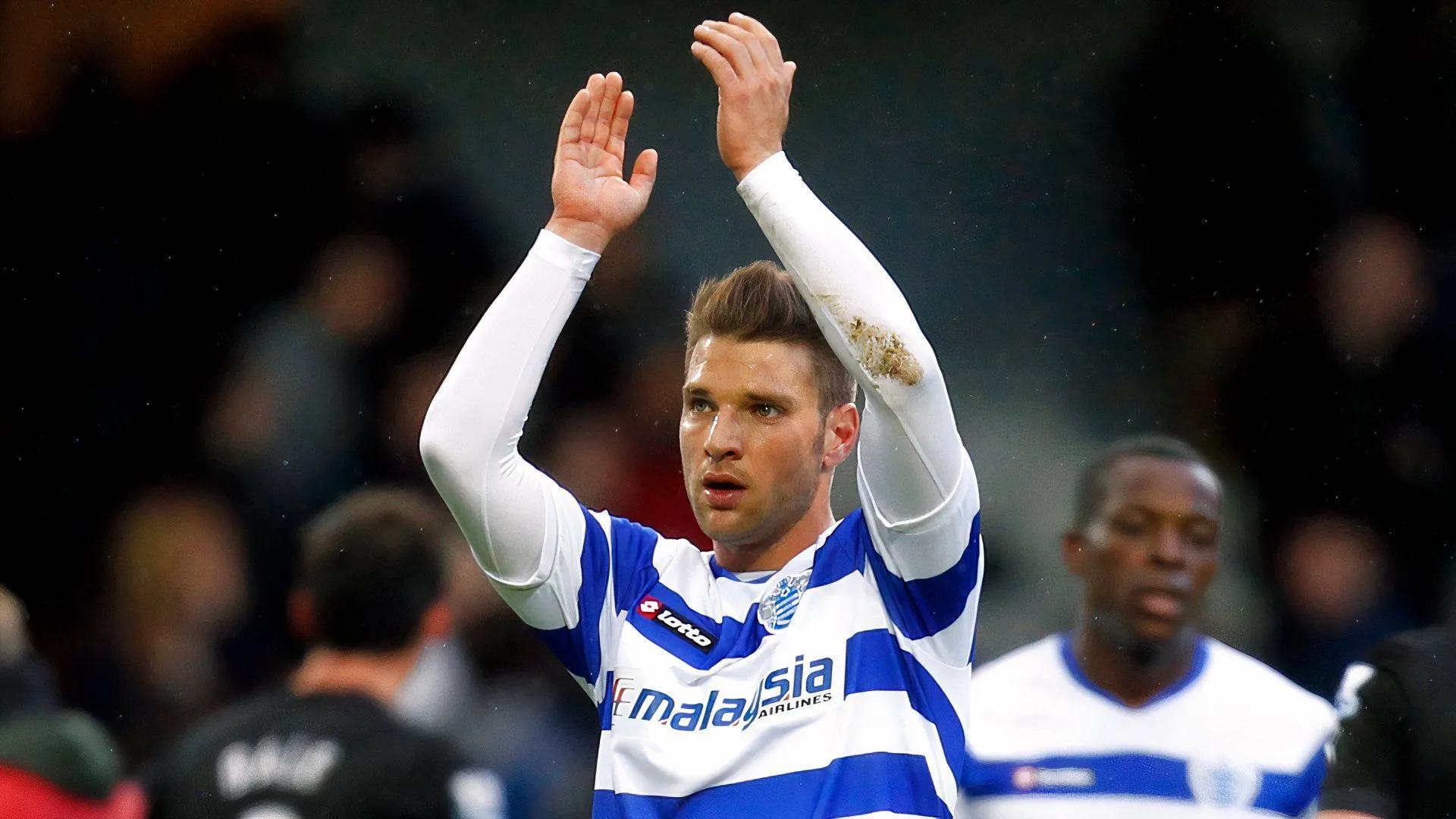 Tiền vệ Akos Buzsaky trong màu áo Queens Park Rangers - vị maestro sáng tạo của Loftus Road