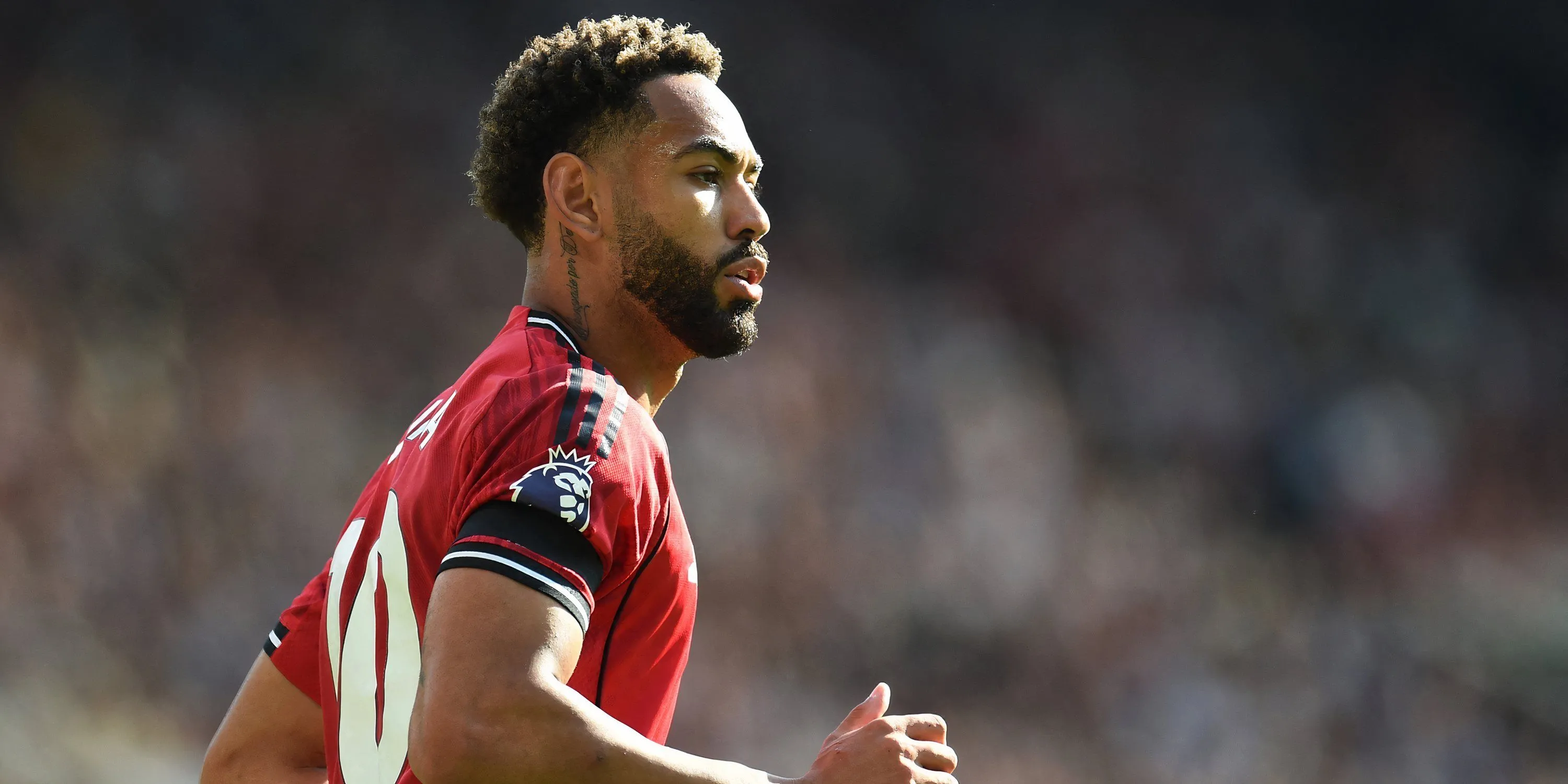 Tiền vệ Matheus Cunha trong trang phục Manchester United tranh cãi bóng với cầu thủ Nottingham Forest