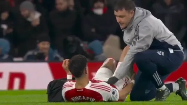 Hincapie dính chấn thương trong trận đấu với Liverpool